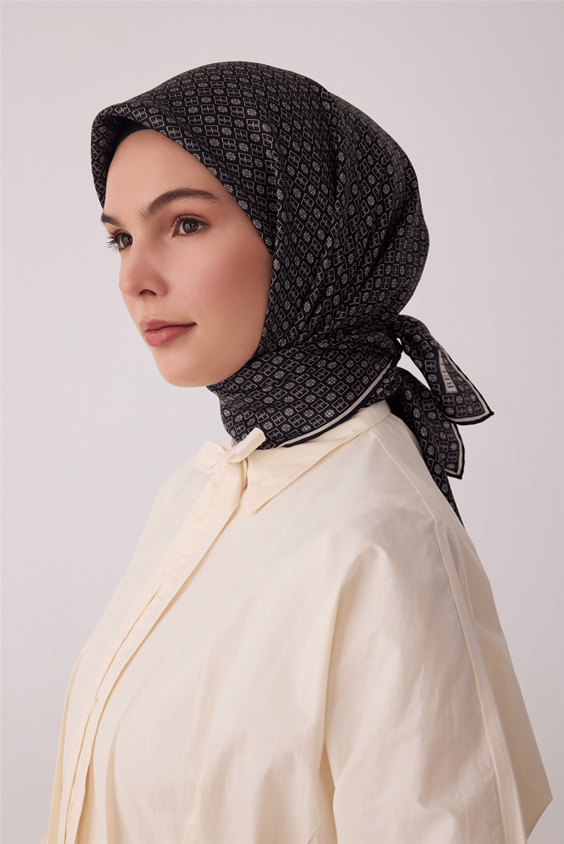 Belli Tivil İpek Eşarp Siyah 4418 83 Monogram Desen