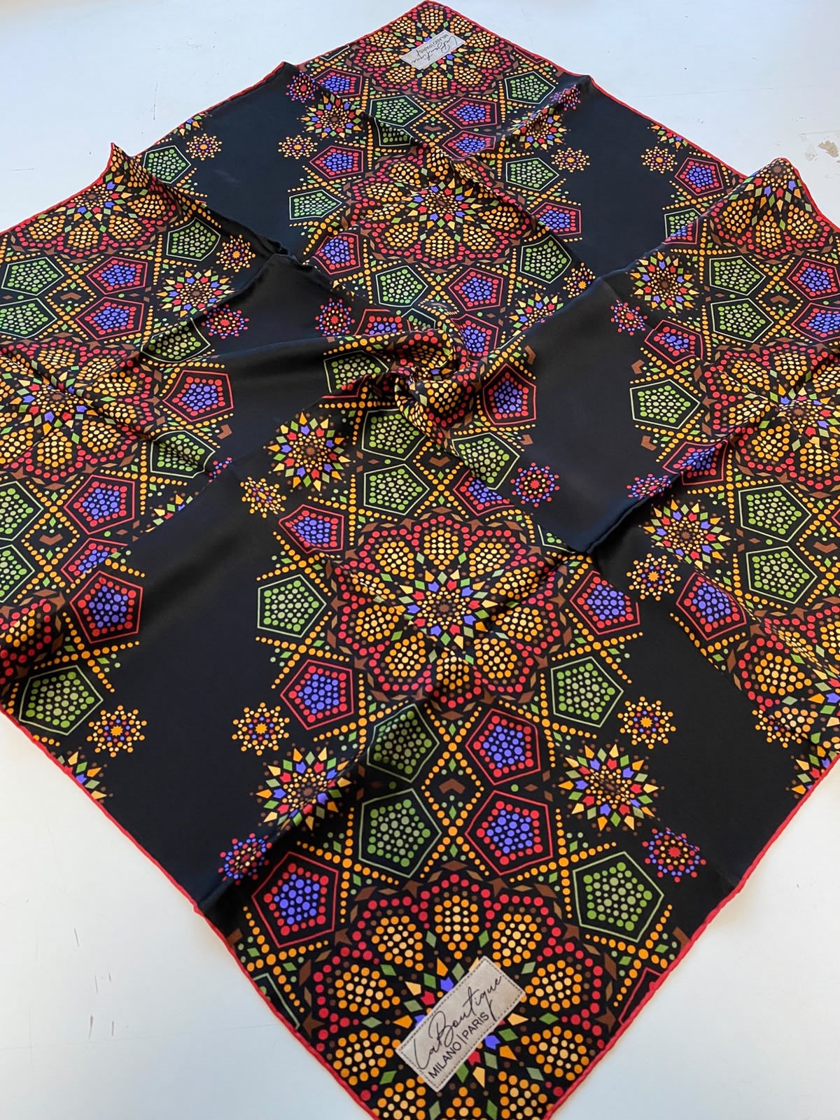 La Boutique Az Hatalı Saf Sura İpek Eşarp Siyah  Geometrik Desen 