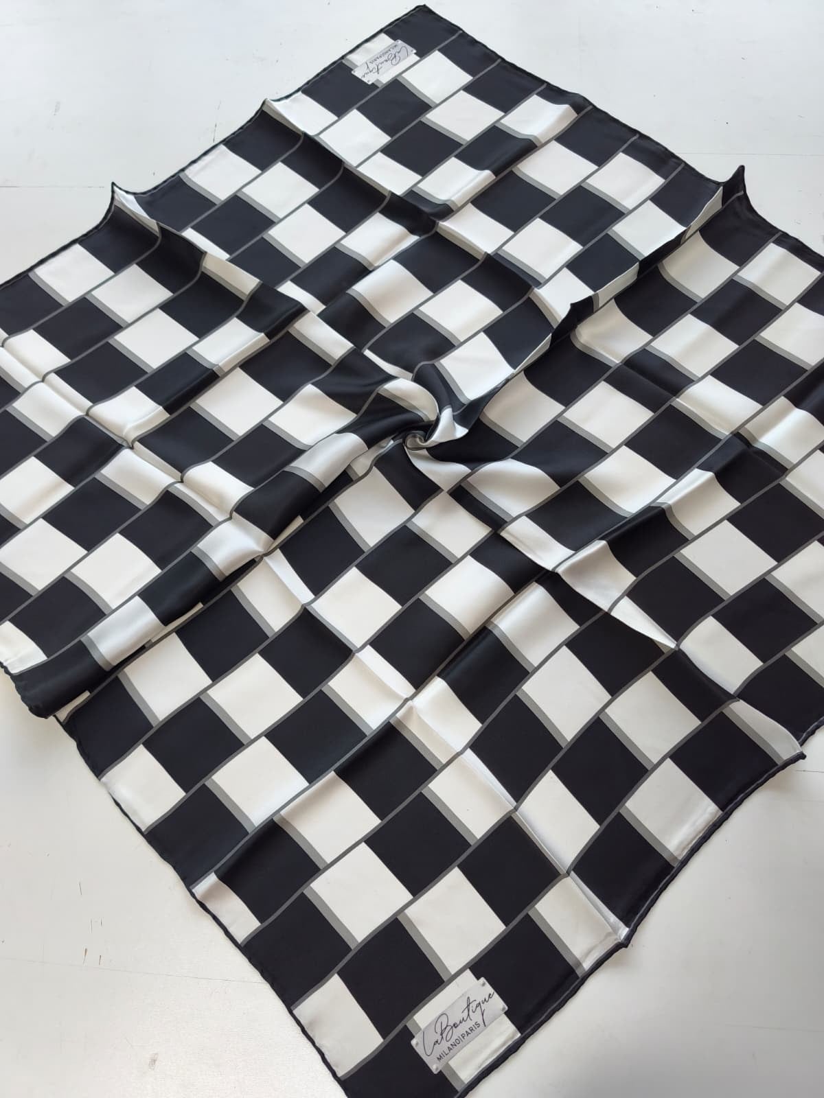 La Boutique Az Hatalı Saf Sura İpek Eşarp Siyah - Beyaz Geometrik Desen 