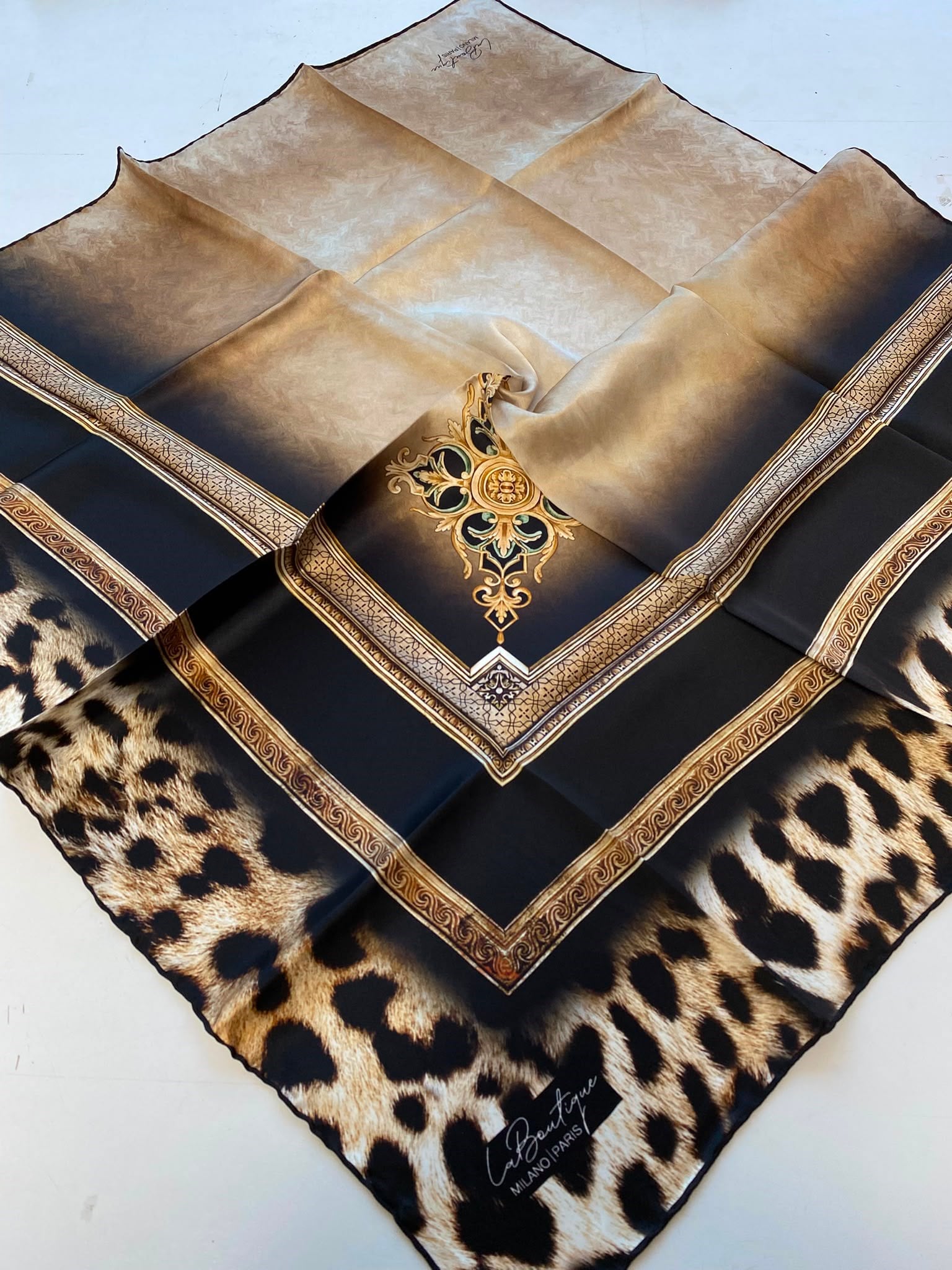 La Boutique Az Hatalı Saf Sura İpek Eşarp Siyah Leopar  Desen 