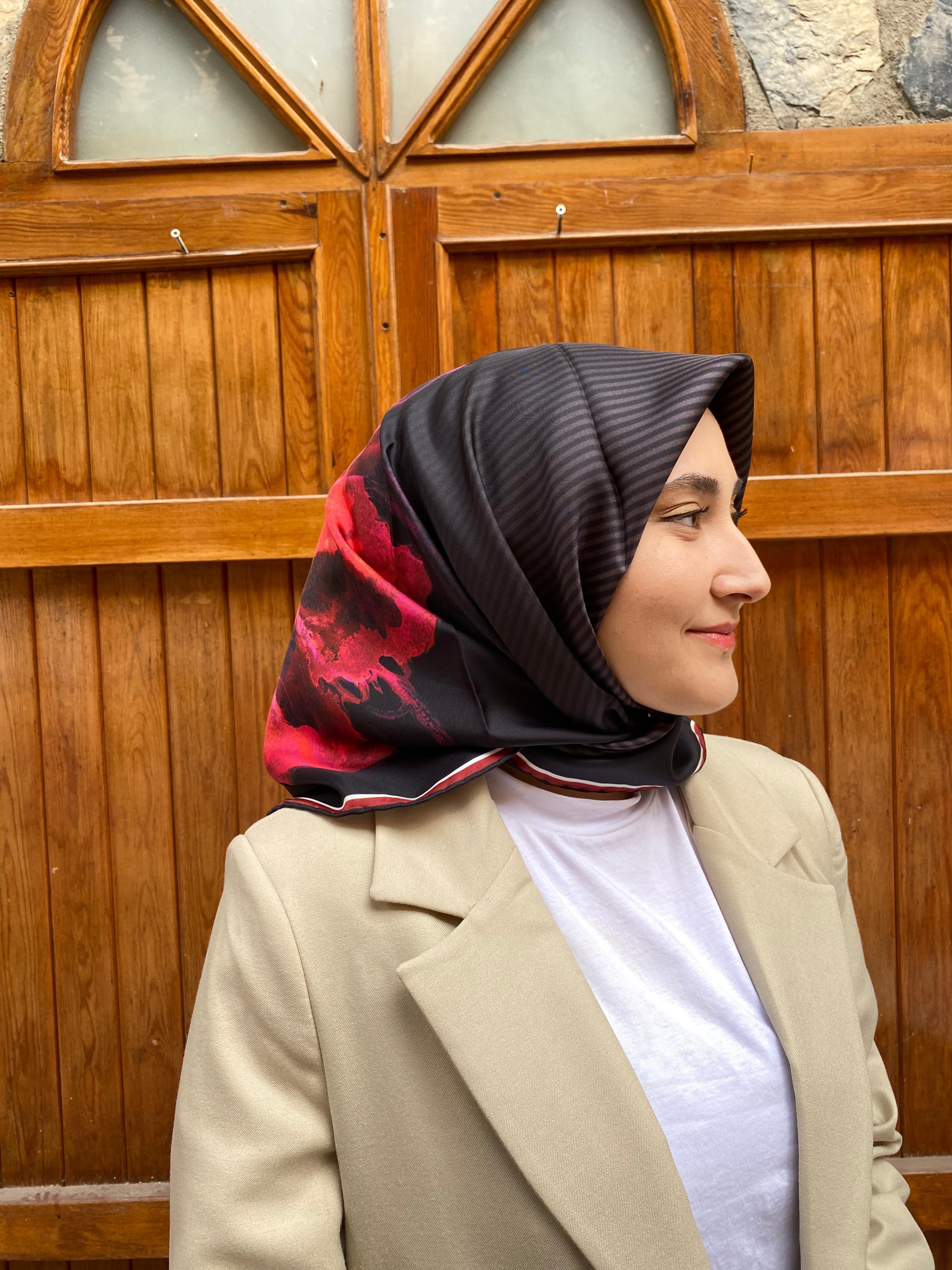 Seyra Siyah-Mercan Çiçek Desen Tivil İpek Eşarp 3721