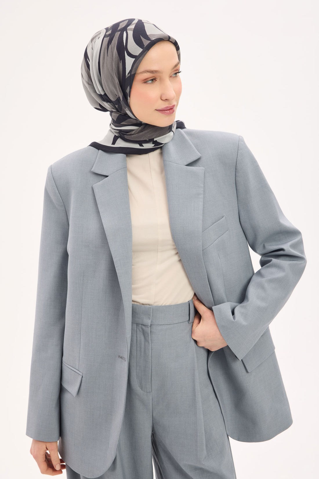 Silk Home Arve Eşarp IST 181003 - 01  Siyah - Beyaz Soyut Desen 