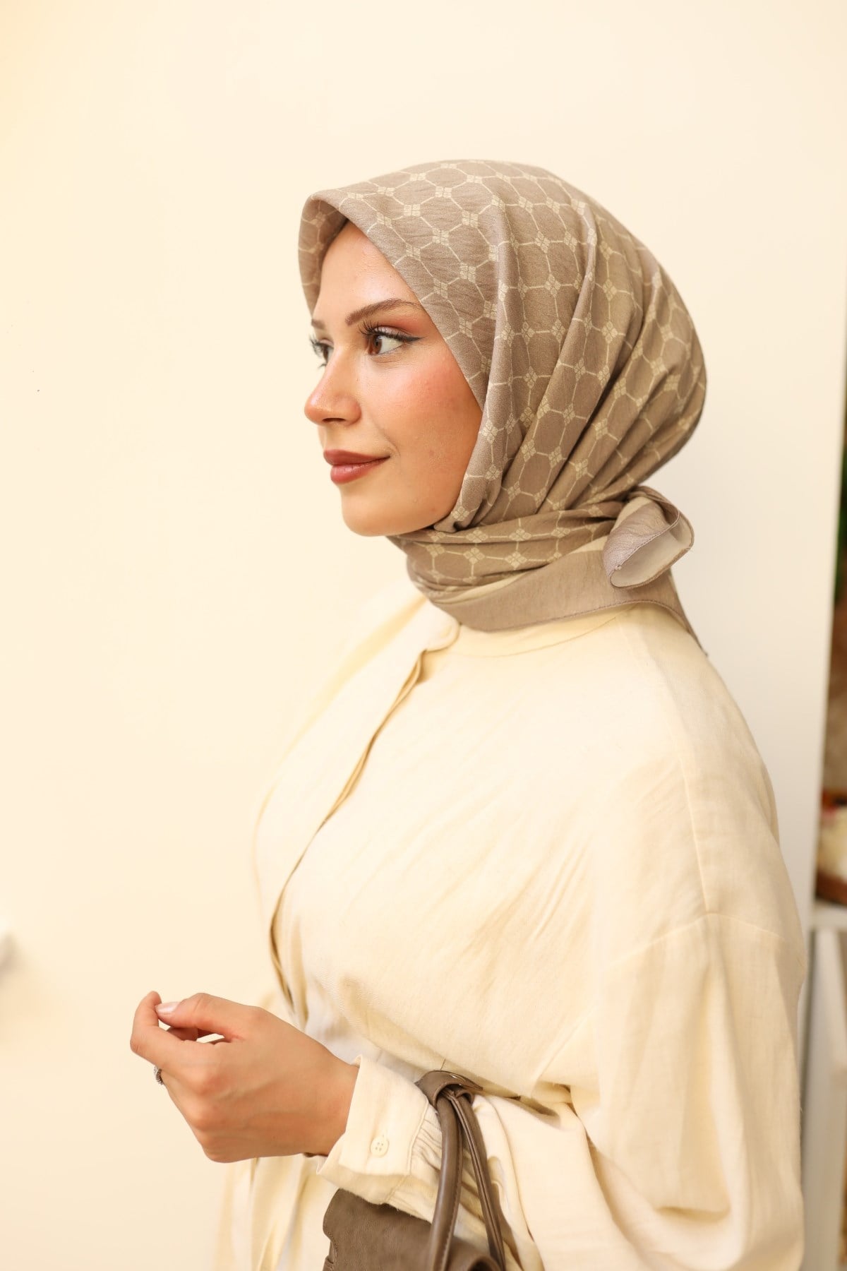 Silk Home Olinda Eşarp IST 48001 - 06 Taş - Bej İnce Monogram Desen