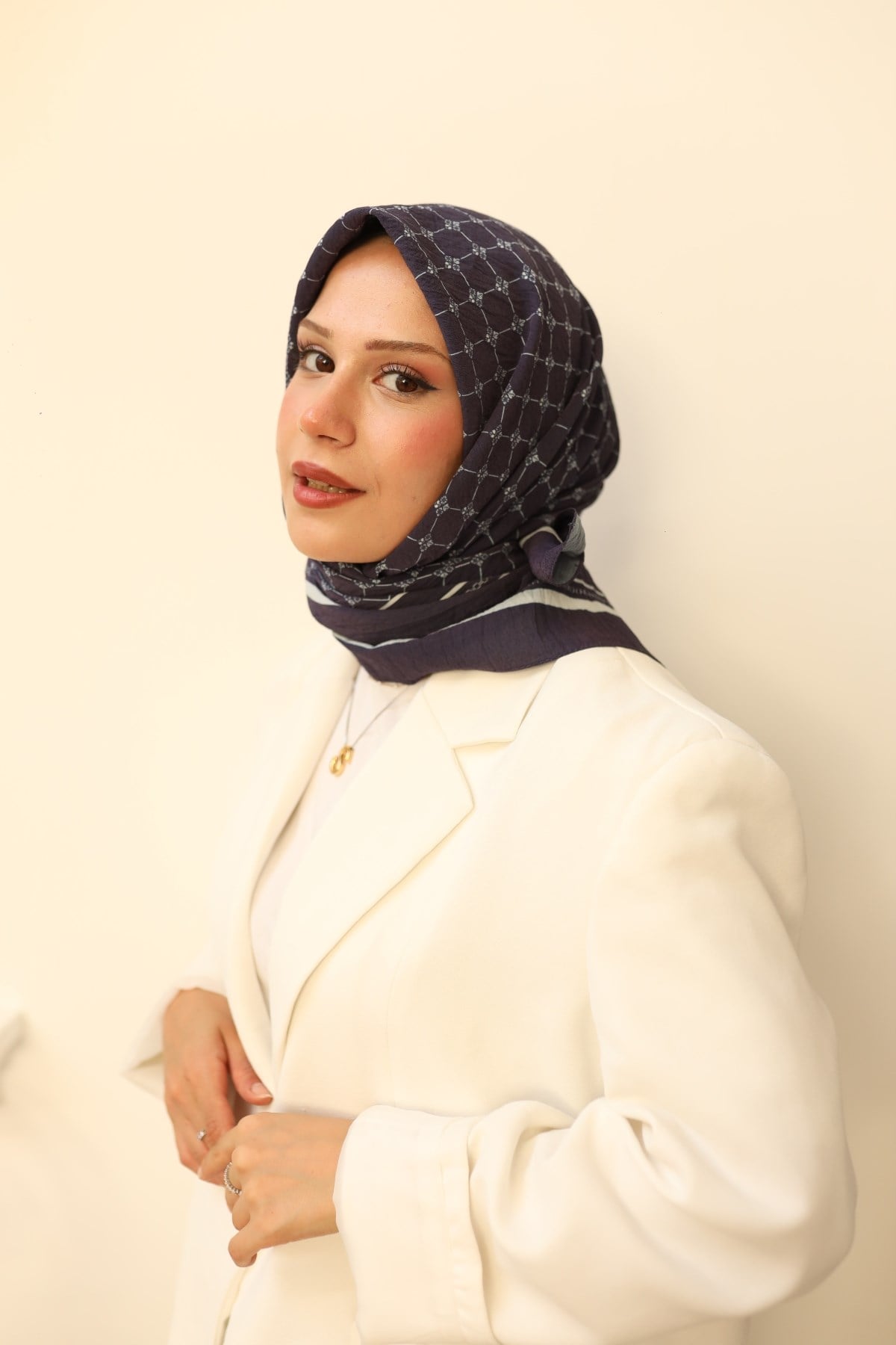 Silk Home Olinda Eşarp IST 48001 - 15  Siyah - Beyaz İnce Monogram Desen