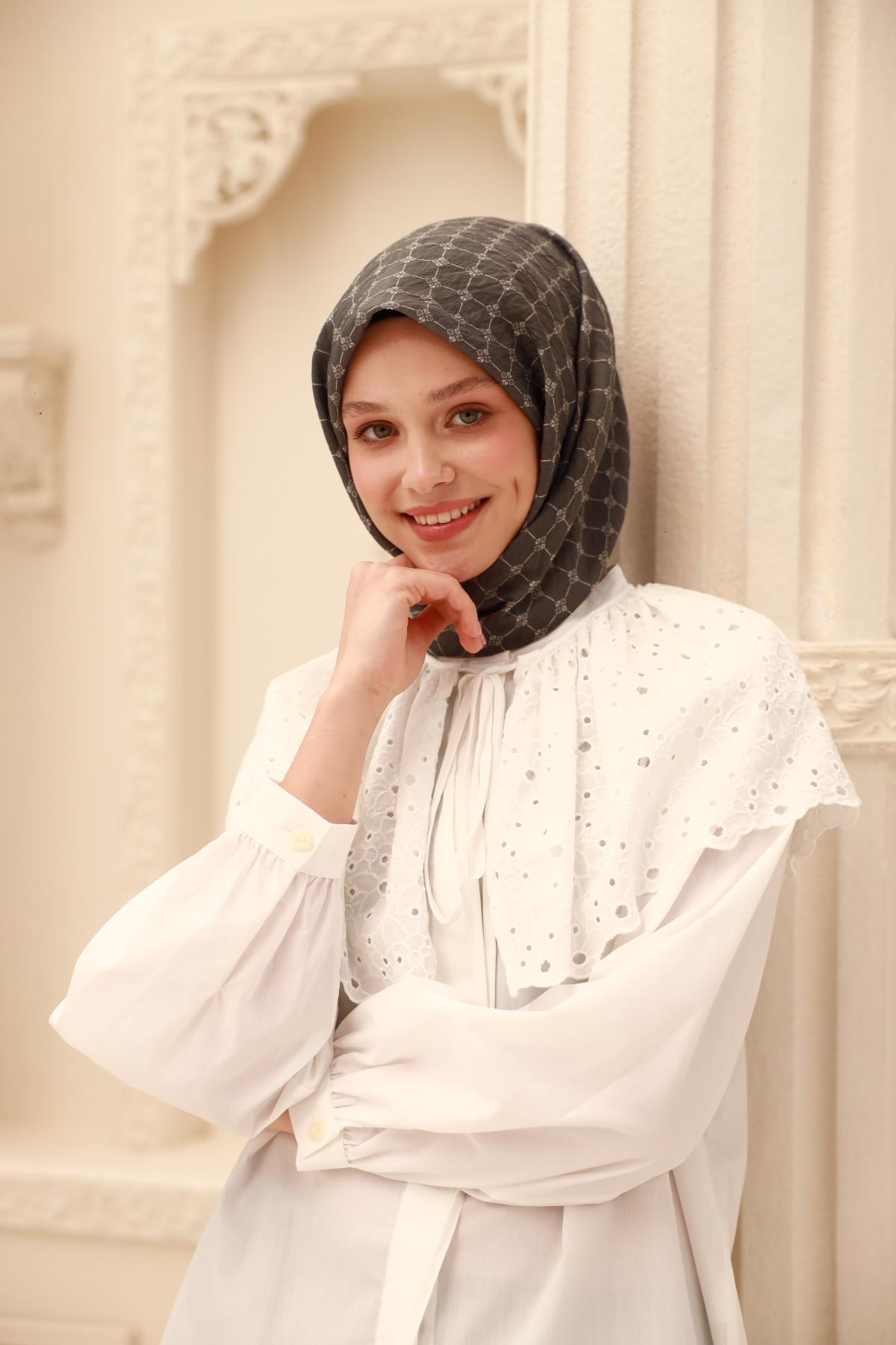Silk Home Olinda Eşarp IST 48001 - 31  Antrasit - Ekru İnce Monogram Desen