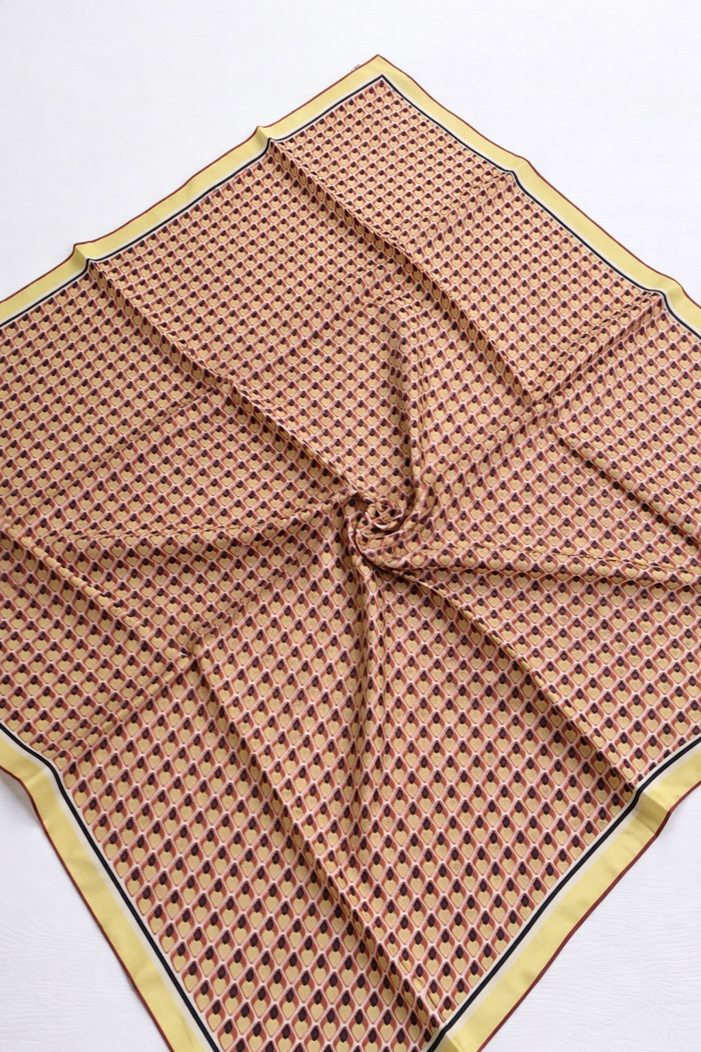 Silk Home Tivil İpek Eşarp IST 1000 - 19 Tarçın - Sarı Geometrik Desen
