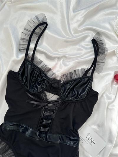 Deri ve fırfır detaylı siyah bodysuit 