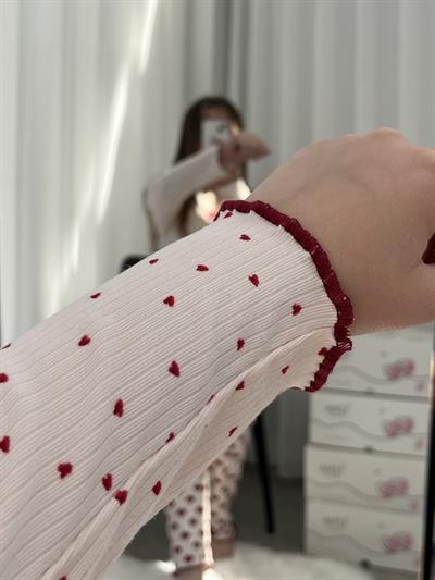 Ekru Dudak Desenli Fiyonk Detaylı Pijama Takımı