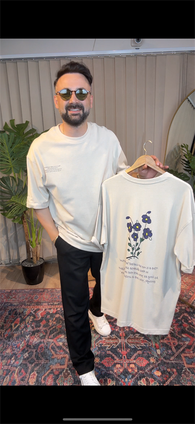 Çiçek Desenli Oversize bej tişört