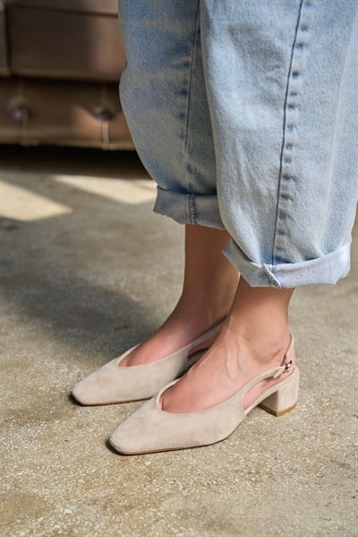 Bloss Bej Süet Arkası Açık Küt Burunlu Kadın Kalın Topuklu Ayakkabı