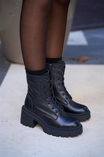 Stella Gerçek Deri Siyah Renkli Bağcıklı Kadın Bot