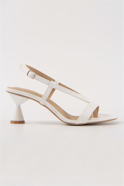 Kadın Parmak Arası Küt Burun Beyaz Topuklu Ayakkabı