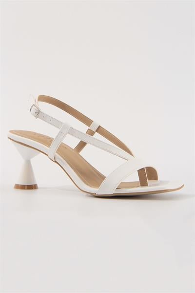 Kadın Parmak Arası Küt Burun Beyaz Topuklu Ayakkabı