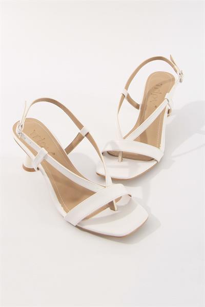 Kadın Parmak Arası Küt Burun Beyaz Topuklu Ayakkabı