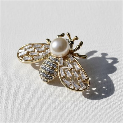 İnci Detaylı Arı Broş baget ve kristal taşlı Altın renk 