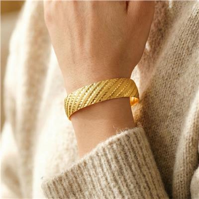 İmitasyon Bilezik Altın Kaplama 1.5 cm Yan Çizgili Model BLZ-3086