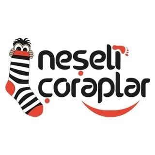 Neşeli çoraplarla gününe enerji kat.