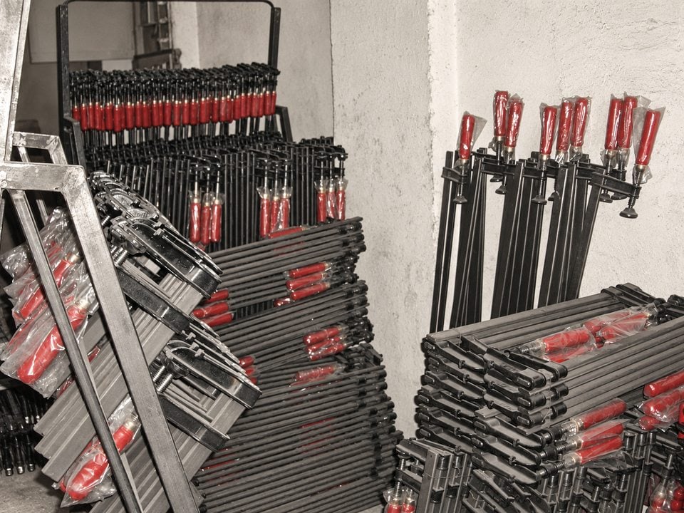 Des serre-joints préparés à l’atelier