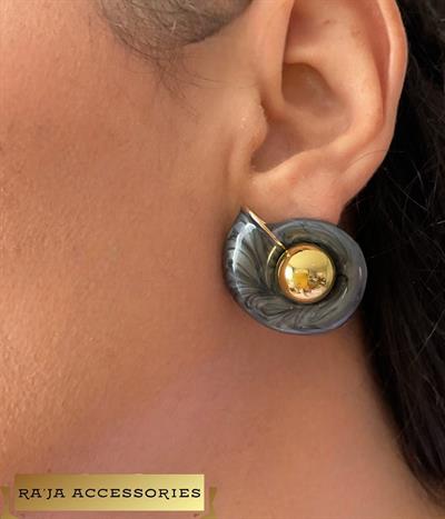 Salyangoz Kabuğu Gold Top Detaylı SiyahTasarım Küpe