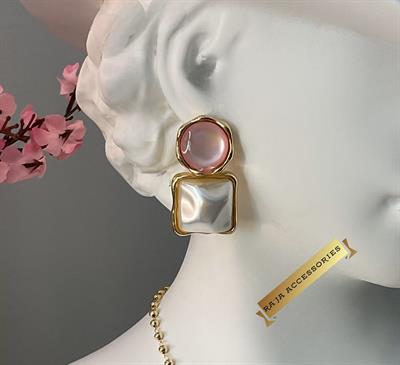 Gold Çerçeveli Pembe Beyaz Bombeli Kare Taşlı Tasarım Küpe