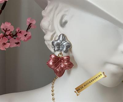 Açık Gri Pembe Yaprak Desenli Sallantılı Tasarım Küpe