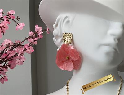 Pembe Sedefli Çiçek Model Ortası Gold Boncuklu Tasarım Küpe