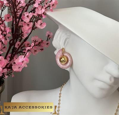 Salyangoz Kabuğu Gold Top Detaylı Açık Pembe Tasarım Küpe