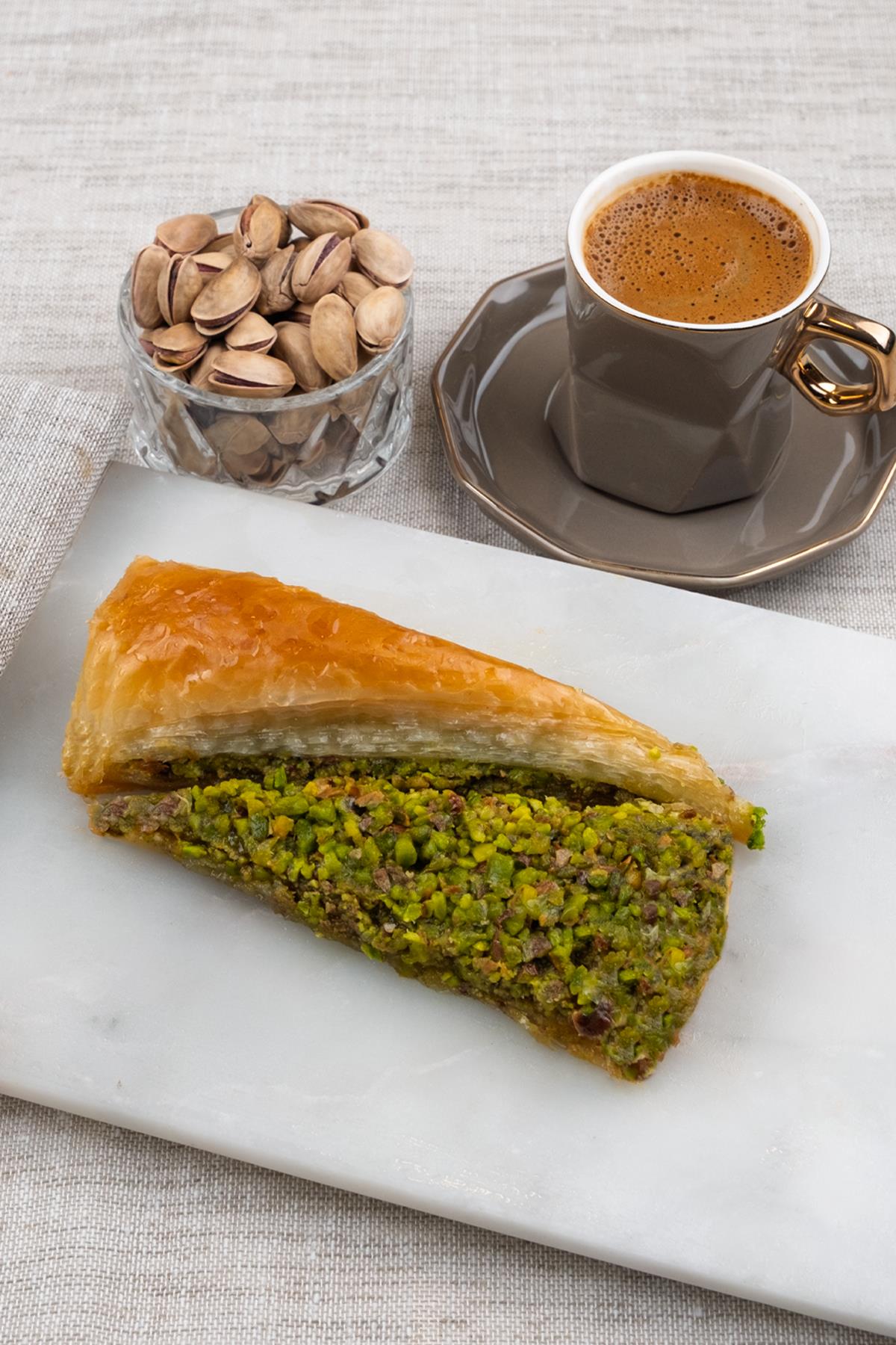 Antep Fıstıklı Havuç Dilimi Baklava Özel Hediye Kutulu 750 G