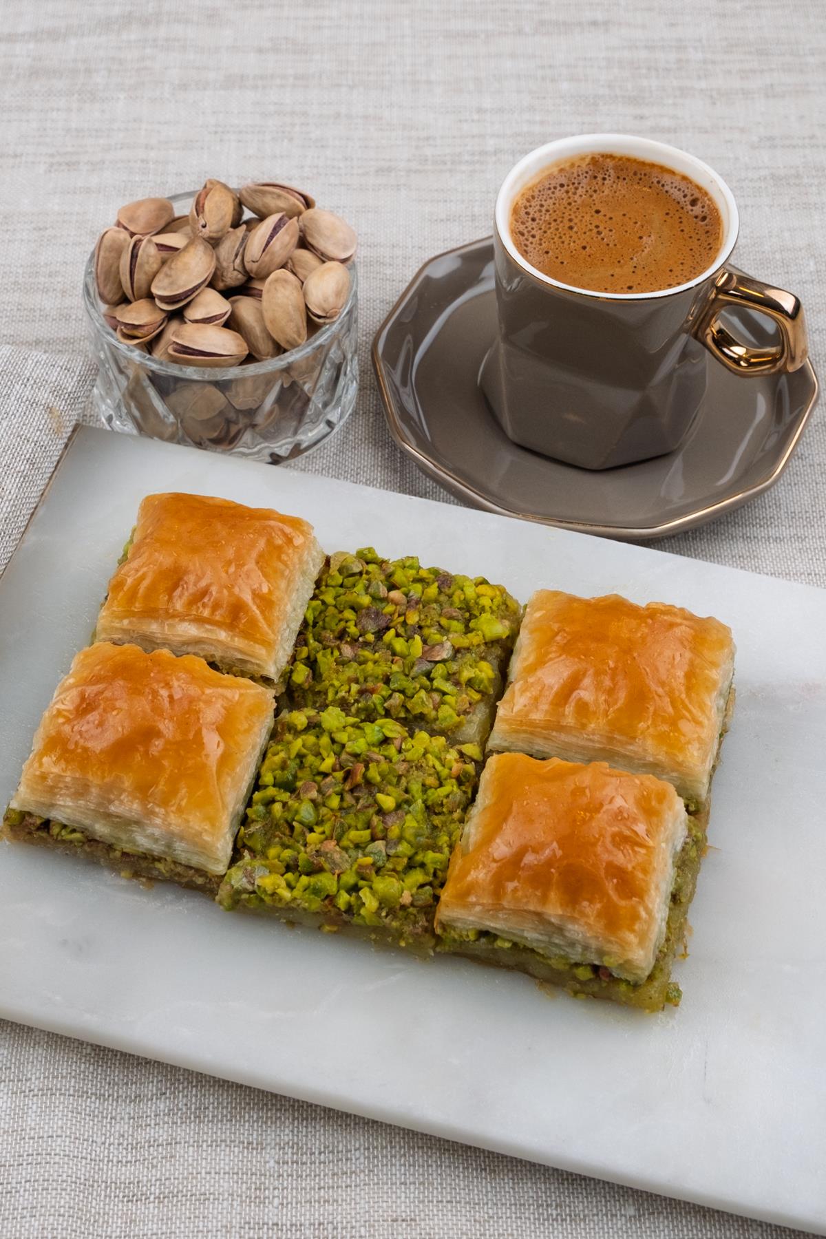 Antep Fıstıklı Kare Baklava Özel Hediye Kutulu 800 G