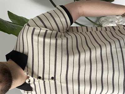 Basic Krem Düğme Detaylı Çizgili Tişört 