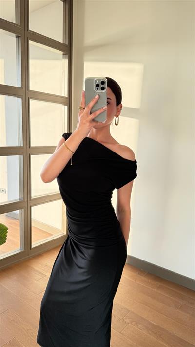 Drapeli Yırtmaç Detay Siyah Elbise