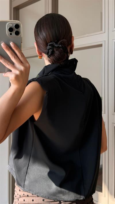 Siyah Vatkalı Saten Bluz