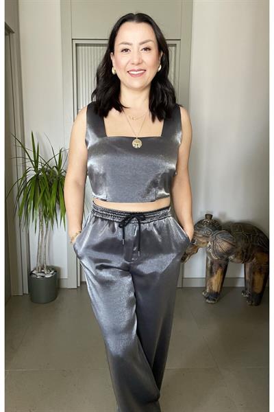 Parlak Kumaş Tiril Saten Dokulu Beli Bağlamalı Crop Bluz Pantolon Takım Gri ve Leopar Renkleriyle