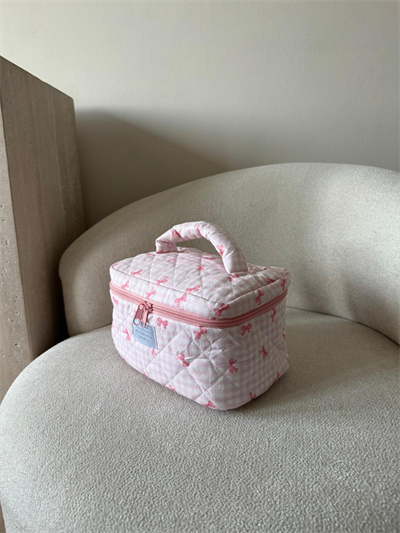  Pembe Fiyonk Detaylı Makyaj Çantası