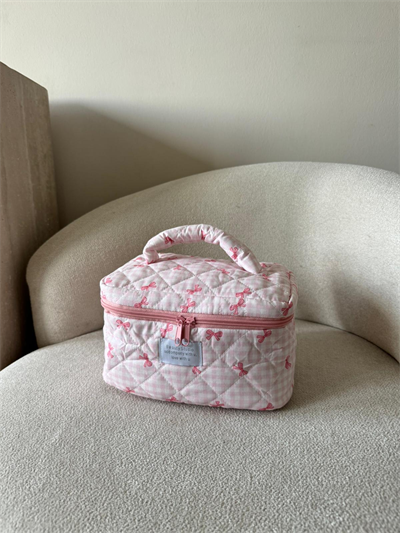  Pembe Fiyonk Detaylı Makyaj Çantası