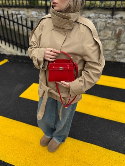 Kırmızı Kilit Detaylı Çapraz Askılı Jesica Çanta