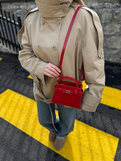 Kırmızı Kilit Detaylı Çapraz Askılı Jesica Çanta