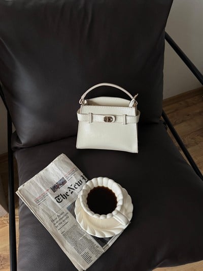 Krem Kilit Detaylı Çapraz Askılı Jesica Çanta