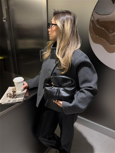 Siyah İp Detaylı Çapraz Askılı Çanta