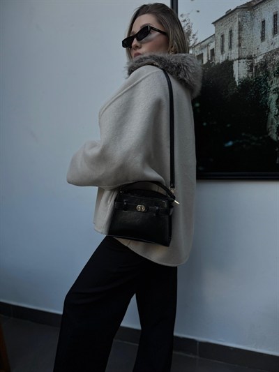 Siyah Kilit Detaylı Çapraz Askılı Jesica Çanta