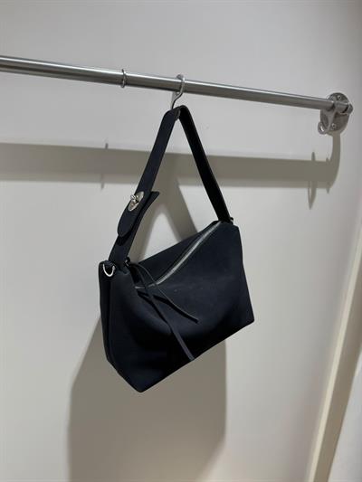 Siyah Süet Kilit Detaylı Çapraz Askılı Moi Çanta