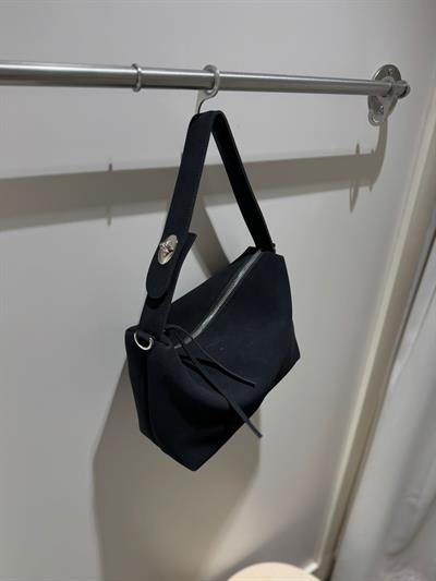 Siyah Süet Kilit Detaylı Çapraz Askılı Moi Çanta