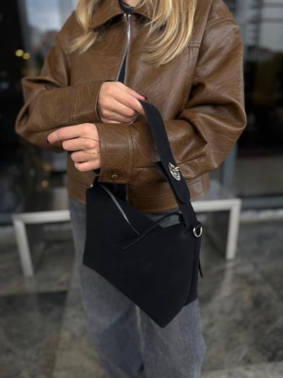 Siyah Süet Kilit Detaylı Çapraz Askılı Moi Çanta