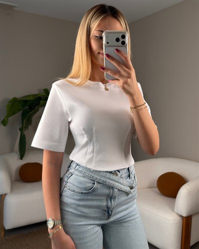 BEYAZ ÖNÜ PİLELİ TİŞÖRT