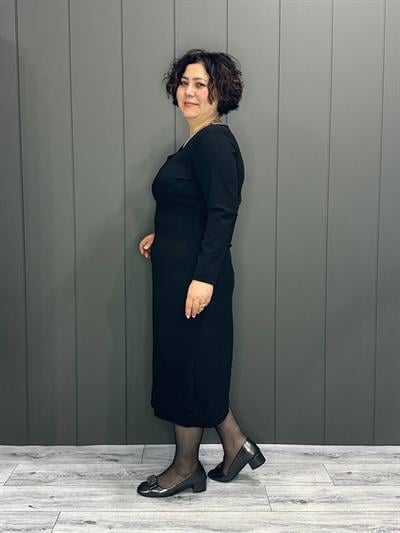 Yırtmaç Detaylı Kare Yaka Elbise Siyah