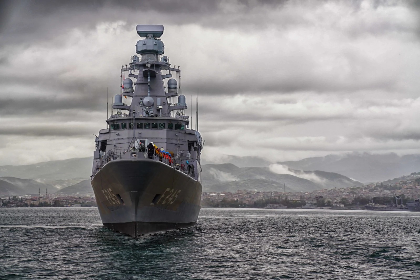 TCG Oruçreis F-245 fırkateyni önden görünüm