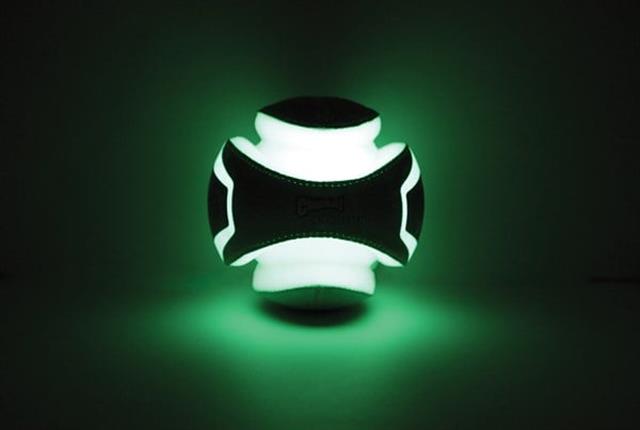Chuckit! Kick Fetch Max Glow Gece Parlayan Oyun Topu