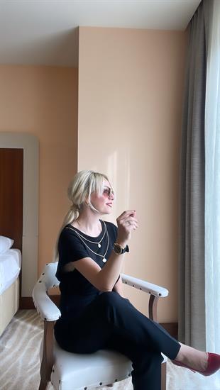 Kolye Detaylı Siyah Tişört