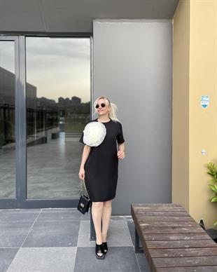 Yakası Gül Detaylı Siyah Elbise