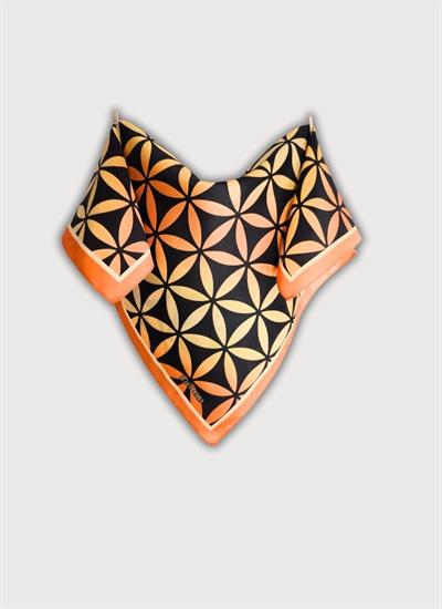 TURUNCU YAŞAM ÇİÇEĞİ DESENLİ TWİLL SATEN BOYUN BANDANA FULAR